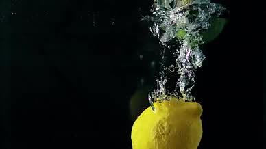 柠檬掉入水中视频素材视频的预览图